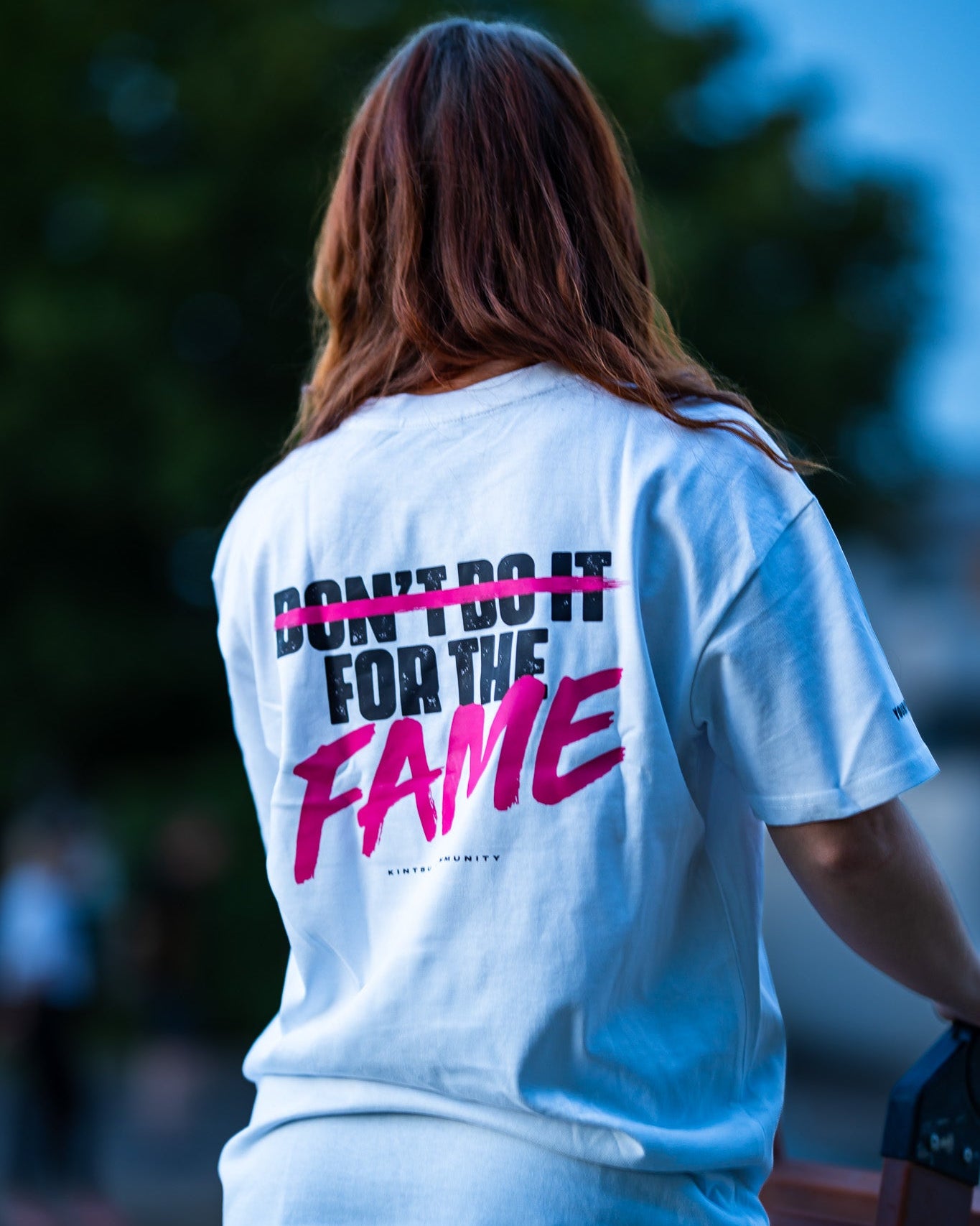 T-shirt Oversize Unisexe “DON’T DO IT FOR THE FAME” – Blanc